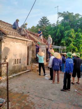 Công đoàn UBND xã Nhân Thành phối hợp cùng ban liên cán xóm Nam Giang đã giúp  đỡ tháo giỡ nhà cho 2 chị em bà Cao Thị Tiu và Cao Thị Hòa xóm Nam Giang, xã Nhân Thành